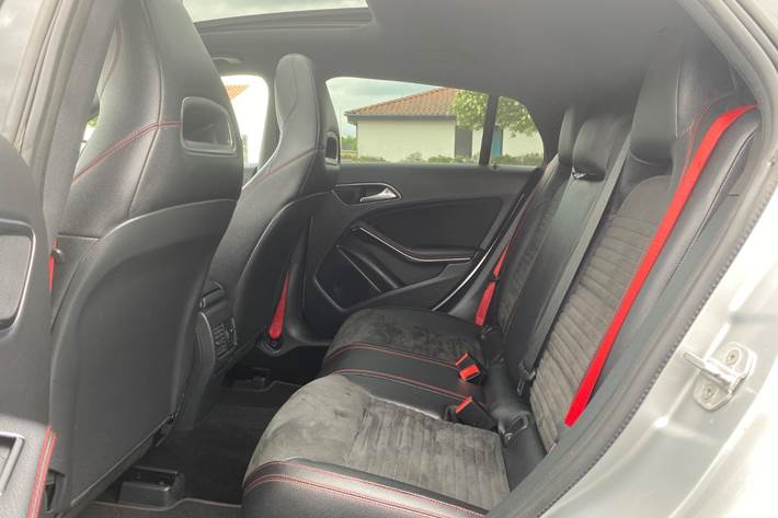 Sølv Mercedes CLA250 fra 2016