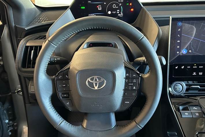 Grå Toyota BZ4X fra 2023