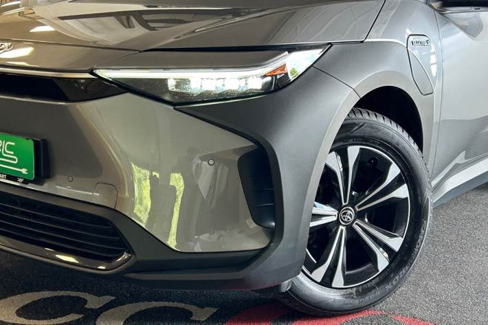 Grå Toyota BZ4X fra 2024