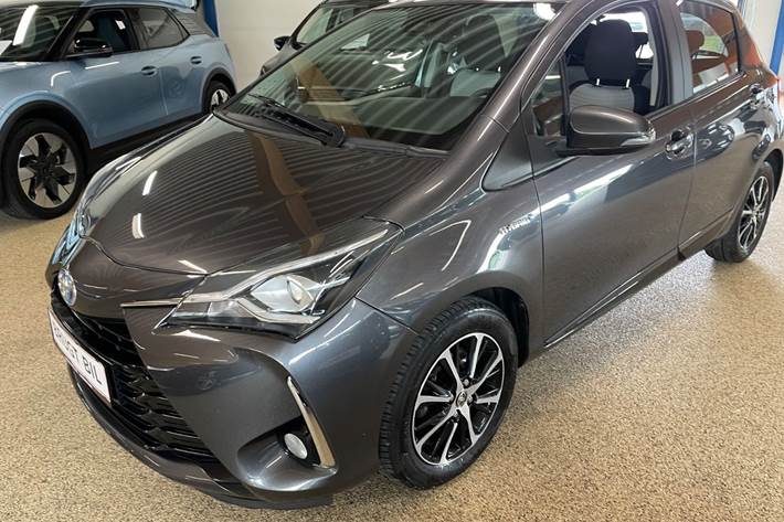 Grå Toyota Yaris fra 2018