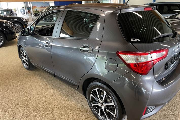 Grå Toyota Yaris fra 2018