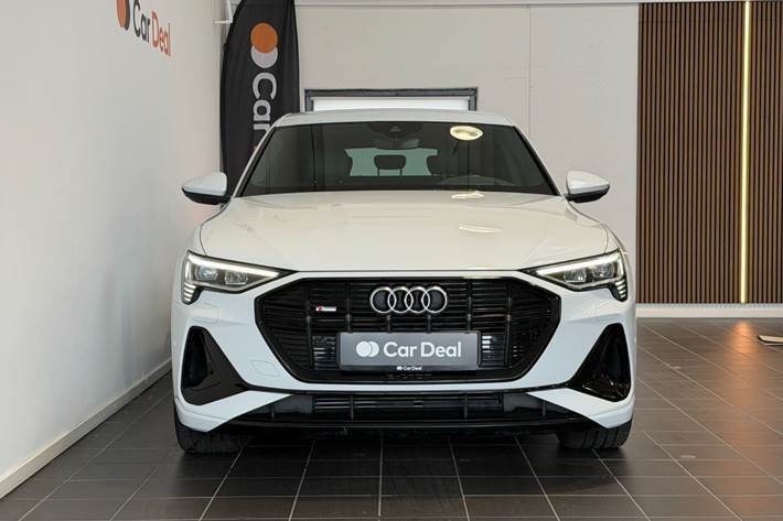 Hvid Audi e-tron fra 2021