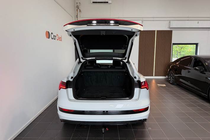 Hvid Audi e-tron fra 2021