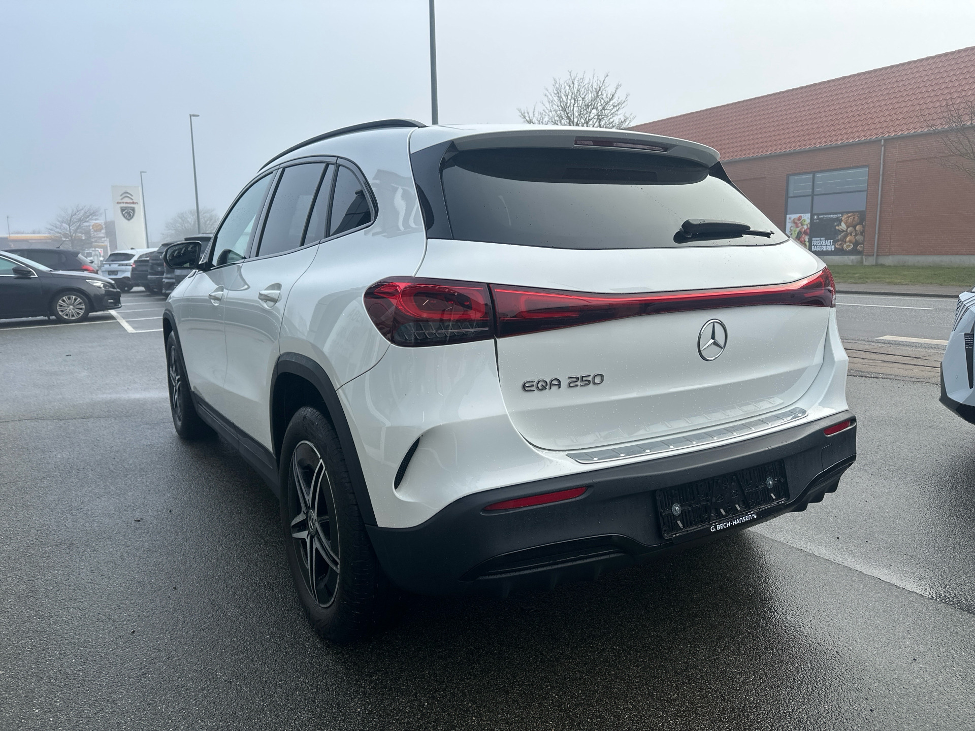 Hvid Mercedes EQA 250 fra 2022