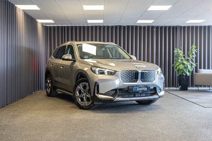 Sølv BMW iX1 fra 2025