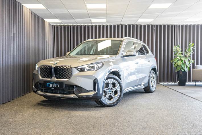 Sølv BMW iX1 fra 2025
