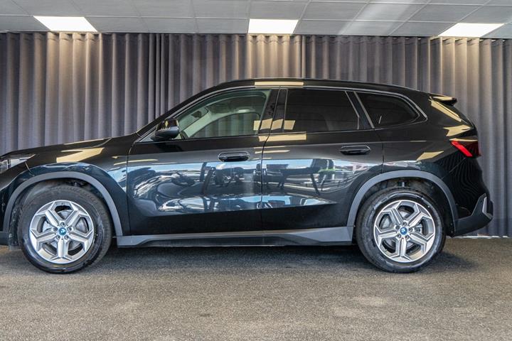 Sort BMW iX1 fra 2023