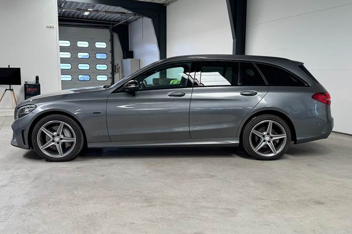 Grå Mercedes C300 de fra 2021