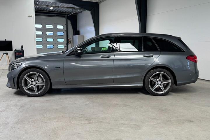 Grå Mercedes C300 de fra 2021