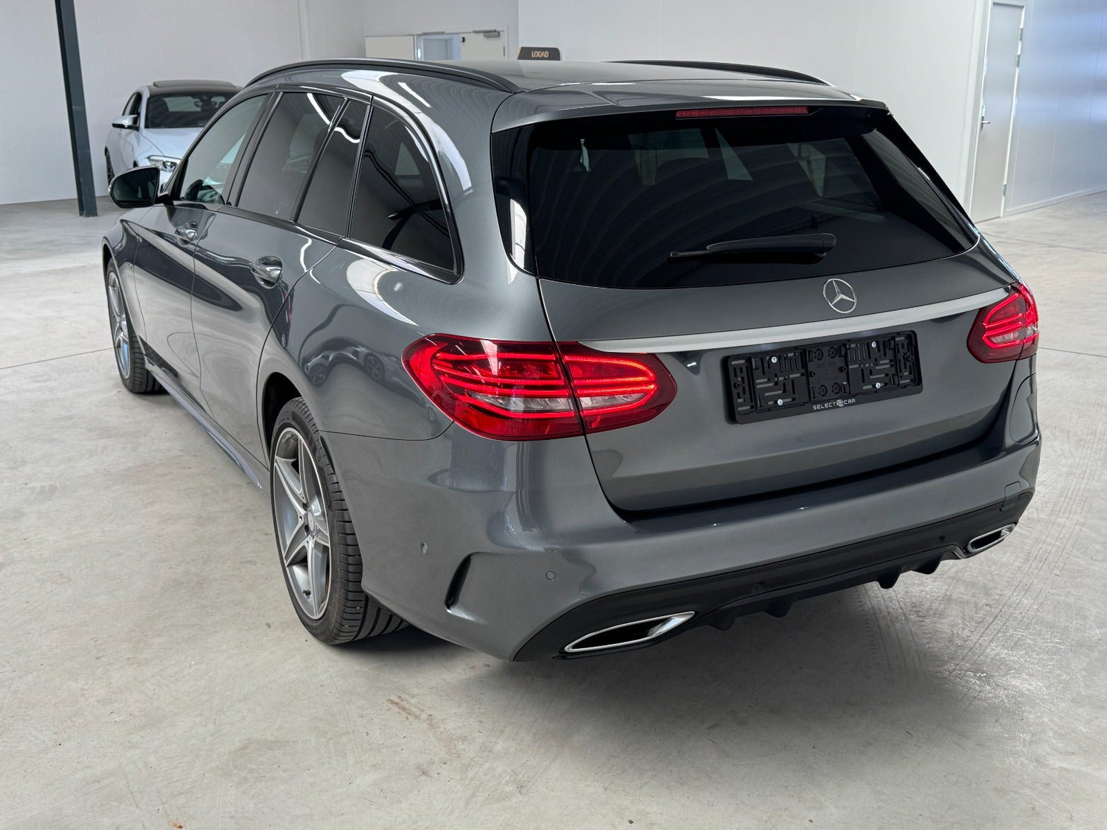 Grå Mercedes C300 de fra 2021