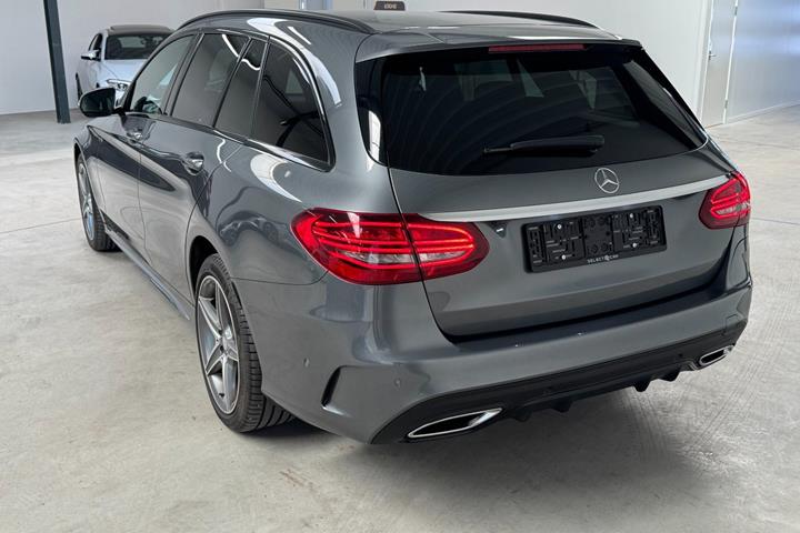Grå Mercedes C300 de fra 2021