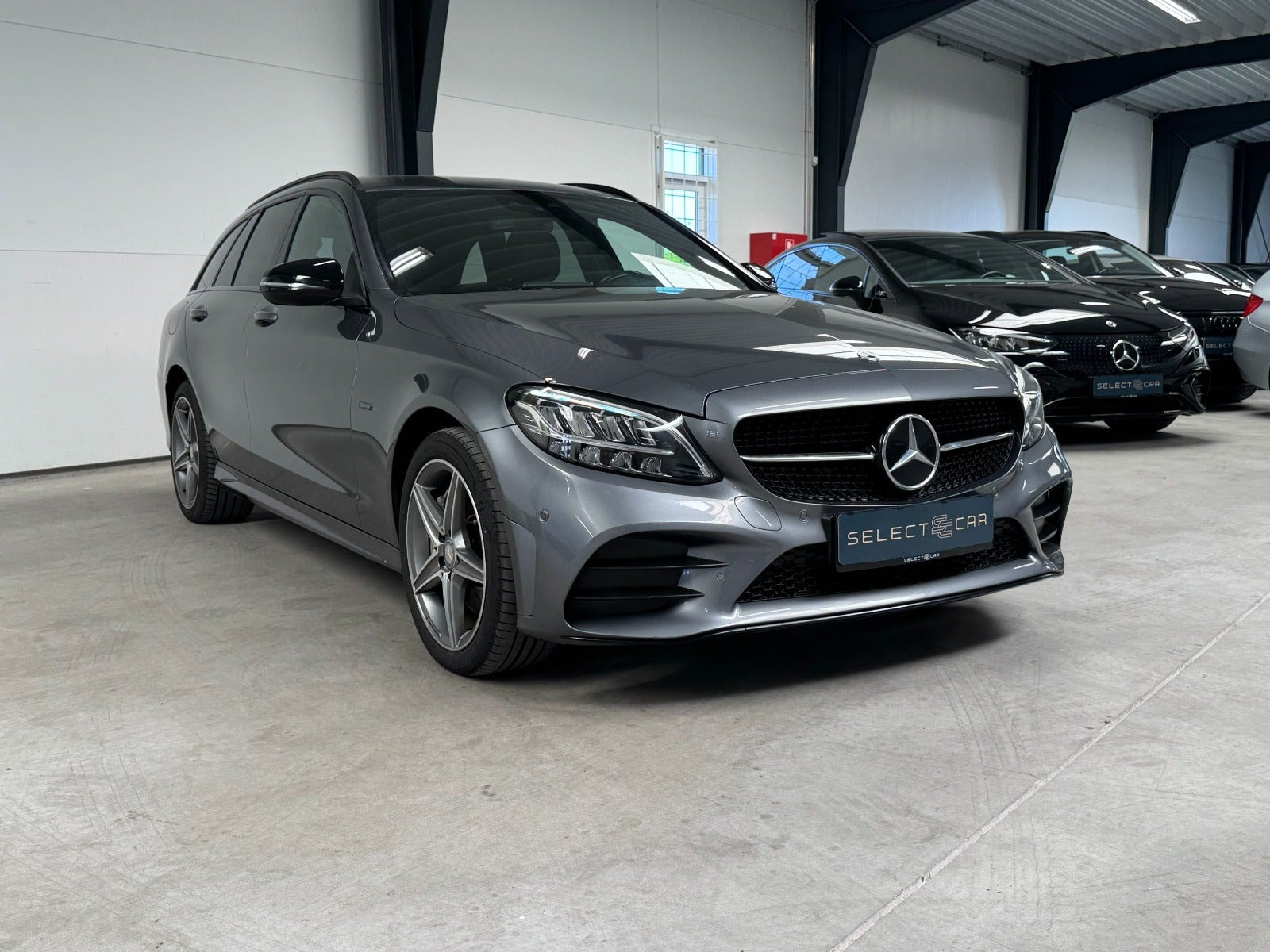 Grå Mercedes C300 de fra 2021