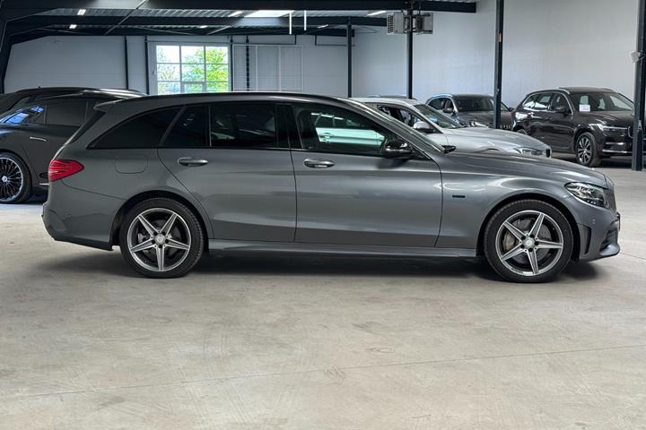 Grå Mercedes C300 de fra 2021
