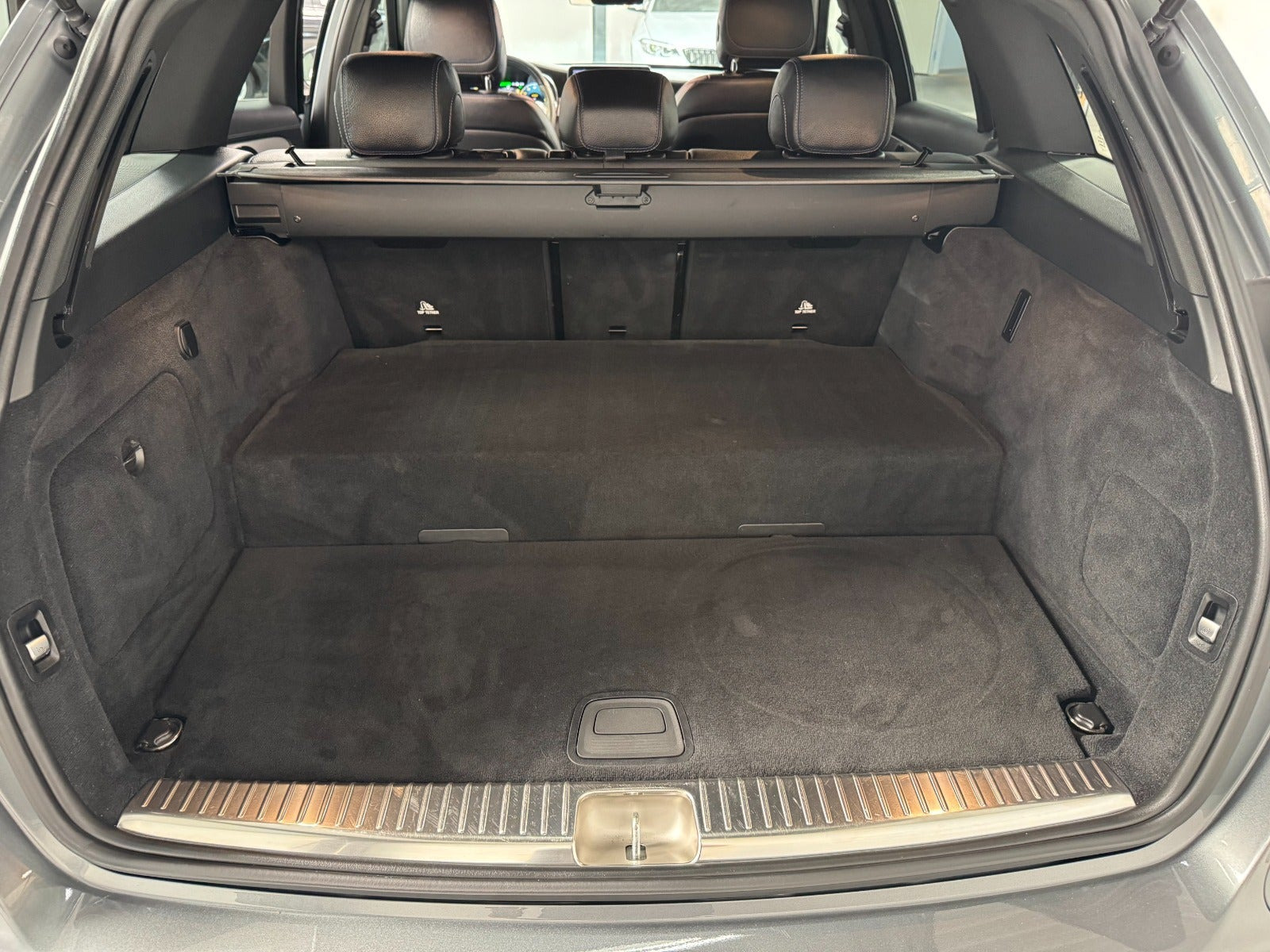 Grå Mercedes C300 de fra 2021