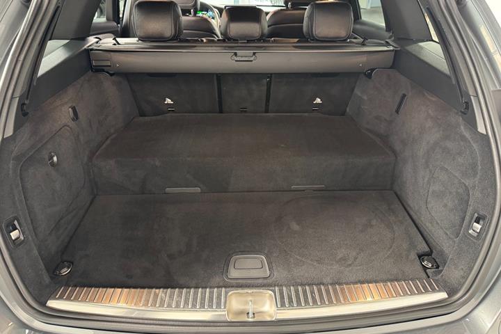 Grå Mercedes C300 de fra 2021