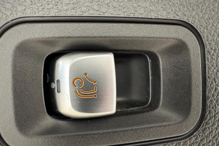 Grå Mercedes C300 de fra 2021