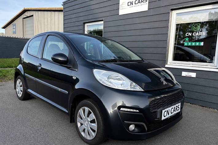 Grå Peugeot 107 fra 2012