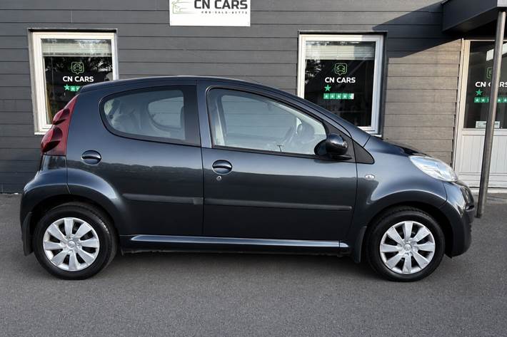 Grå Peugeot 107 fra 2012