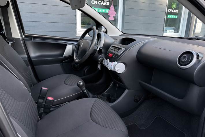 Grå Peugeot 107 fra 2012