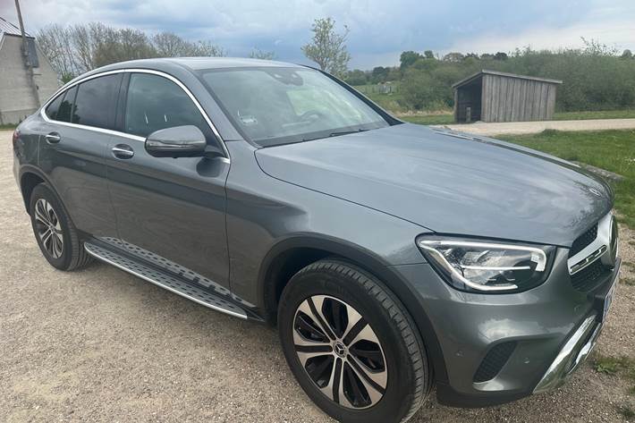 Grå Mercedes GLC300 de fra 2022