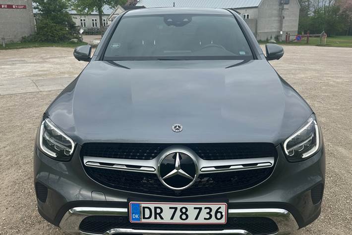 Grå Mercedes GLC300 de fra 2022