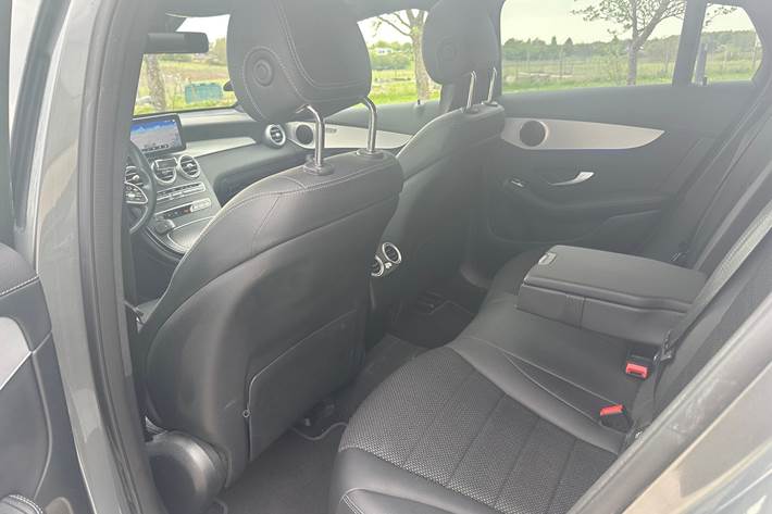 Grå Mercedes GLC300 de fra 2022