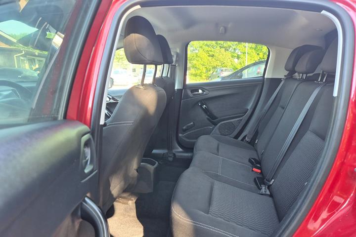 Grøn Peugeot 208 fra 2017