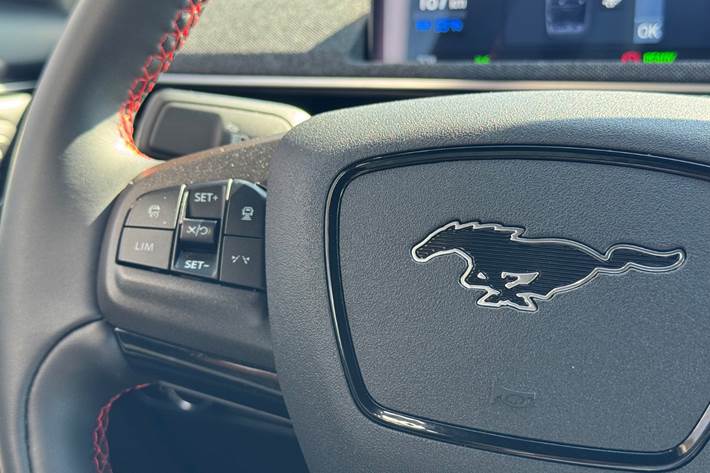 Hvid Ford Mustang Mach-E fra 2024