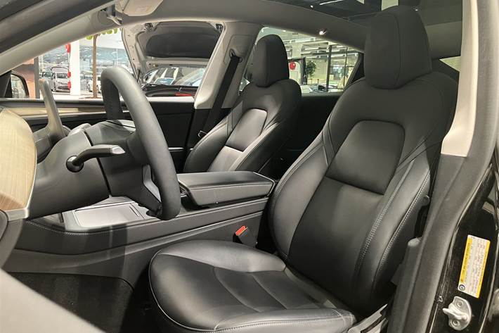 Sort Tesla Model Y fra 2022
