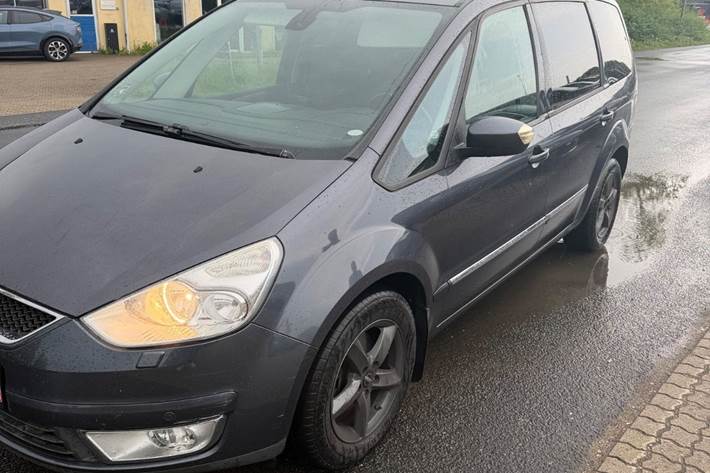 Grå Ford Galaxy fra 2009