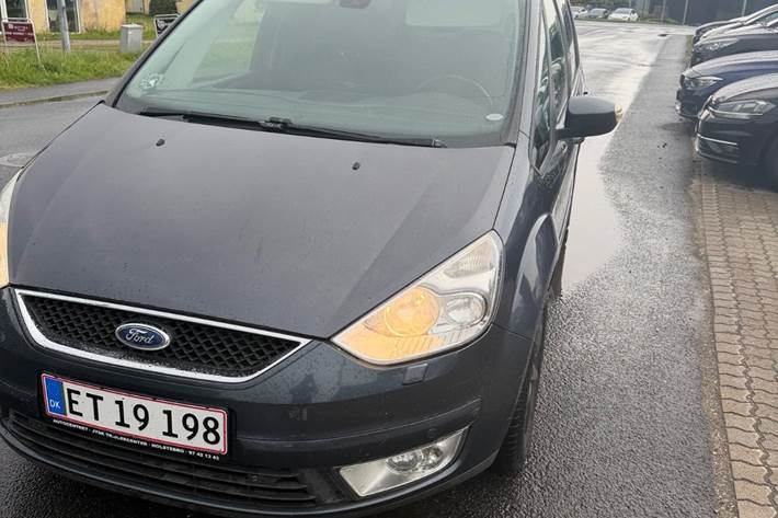 Grå Ford Galaxy fra 2009
