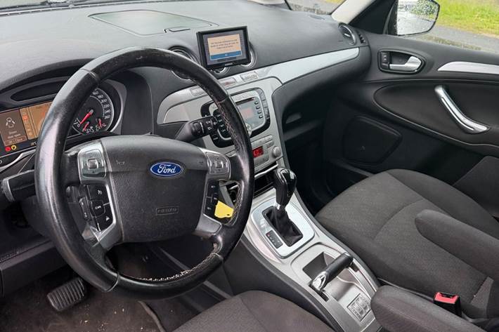 Grå Ford Galaxy fra 2009