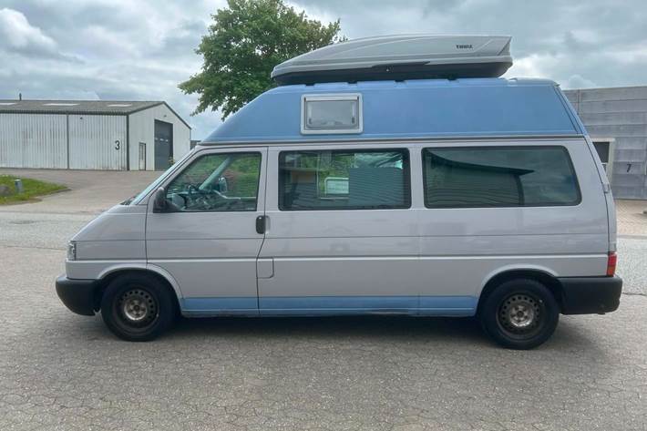 Grå VW Transporter fra 2002