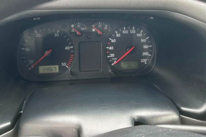 Grå VW Transporter fra 2002