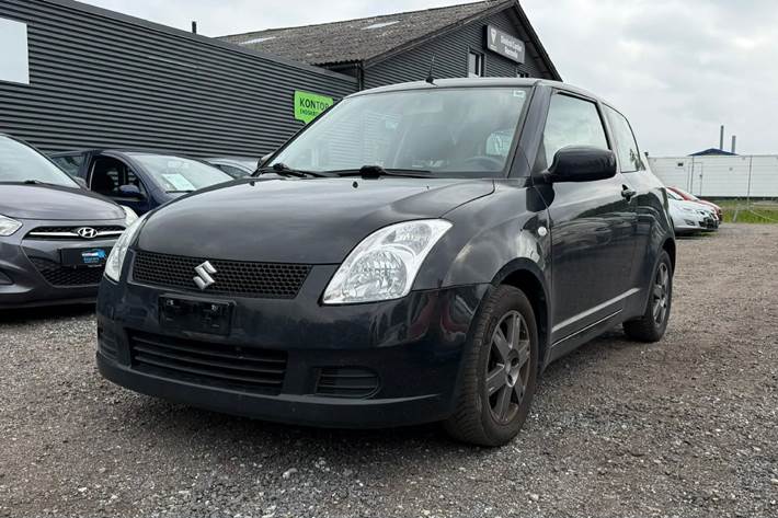 Sort Suzuki Swift fra 2005 set udefra