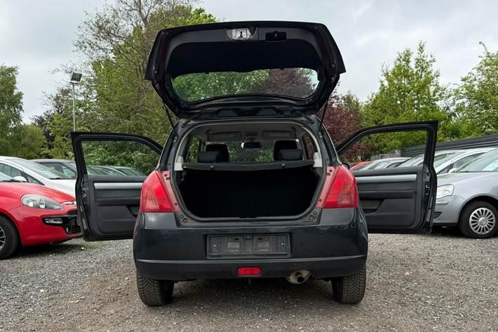 Sort Suzuki Swift fra 2005