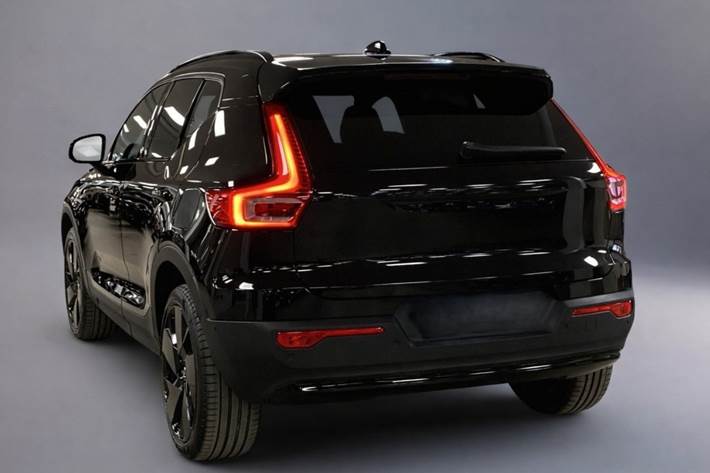 Sort Volvo EX40 fra 2025