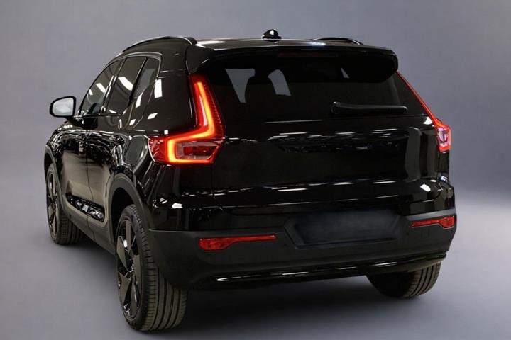 Sort Volvo EX40 fra 2025