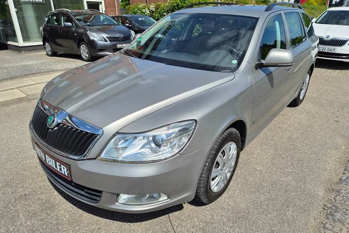 Orange Skoda Octavia fra 2011
