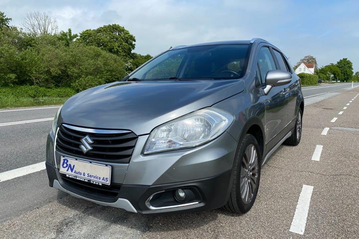 Grå Suzuki S-Cross fra 2016 set udefra