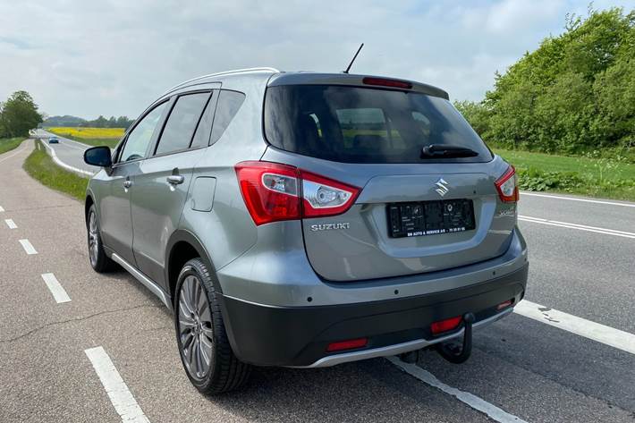 Grå Suzuki S-Cross fra 2016