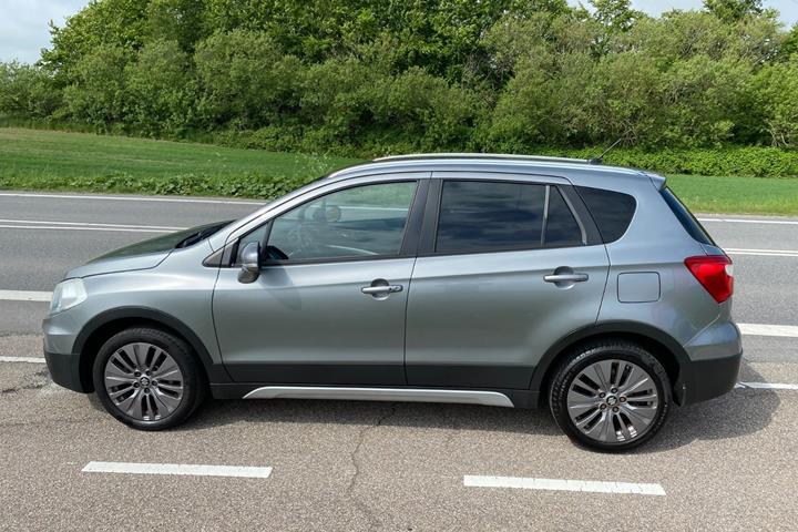 Grå Suzuki S-Cross fra 2016