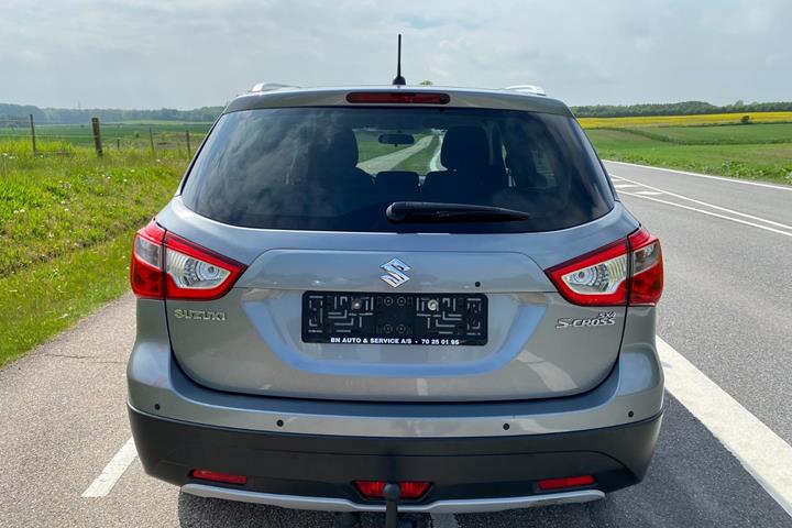 Grå Suzuki S-Cross fra 2016