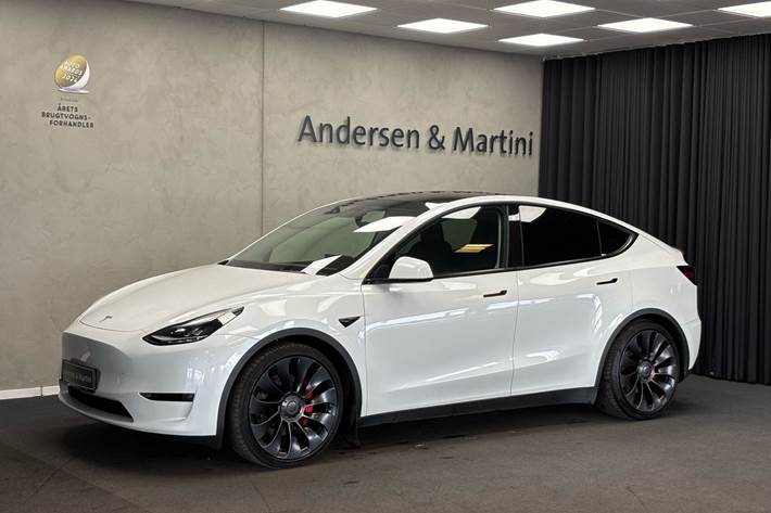 Hvid Tesla Model Y fra 2023