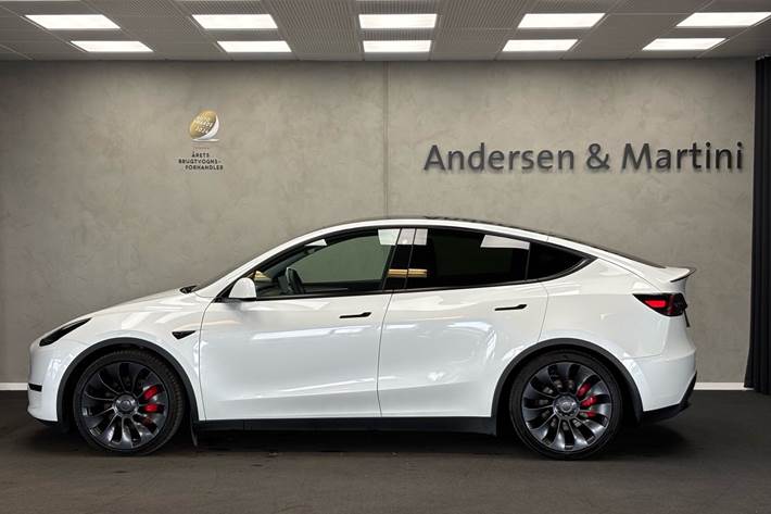 Hvid Tesla Model Y fra 2023