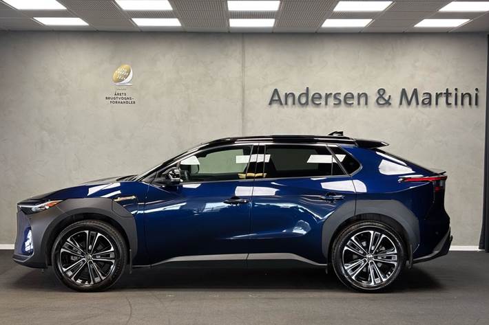 Blå Toyota BZ4X fra 2023