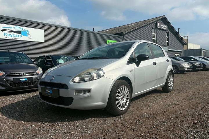 Grå Fiat Punto fra 2012 set udefra
