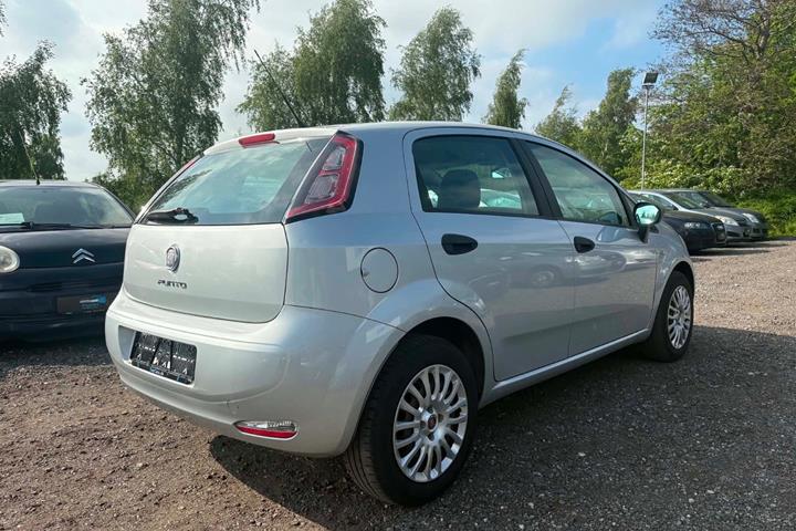 Grå Fiat Punto fra 2012