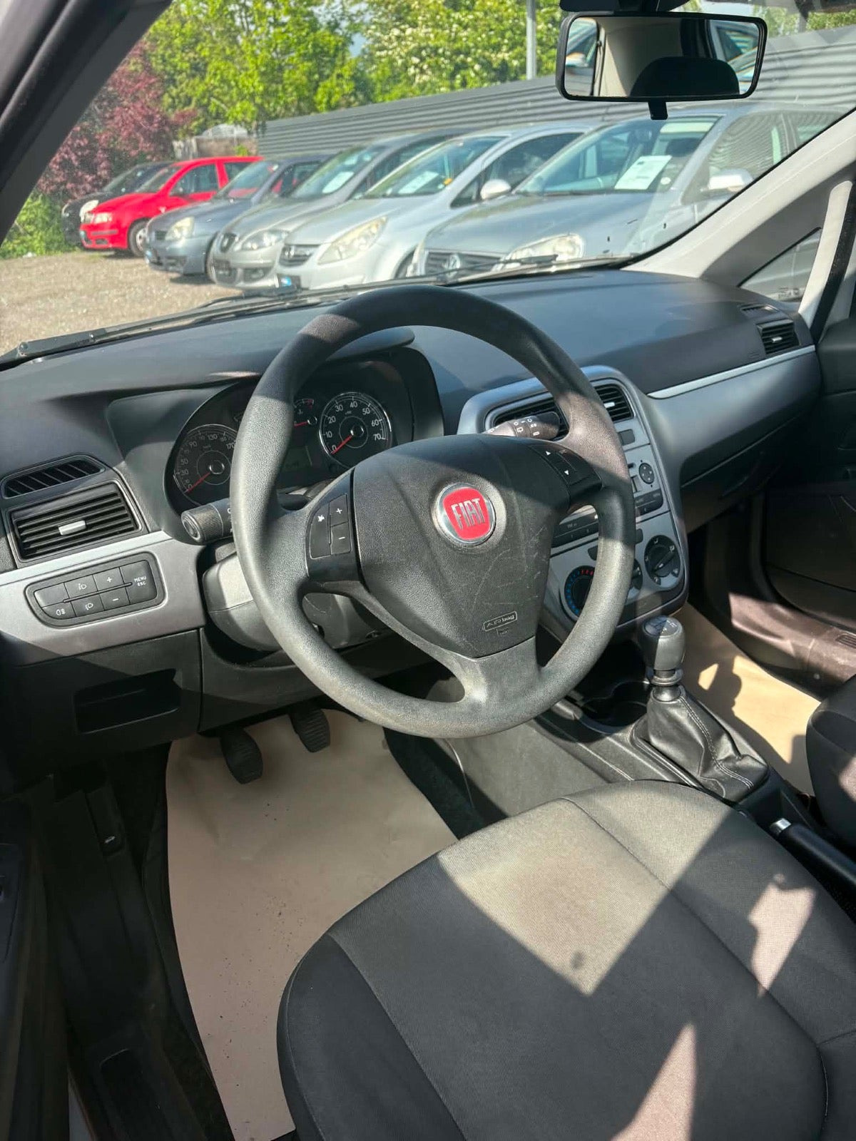 Grå Fiat Punto fra 2012