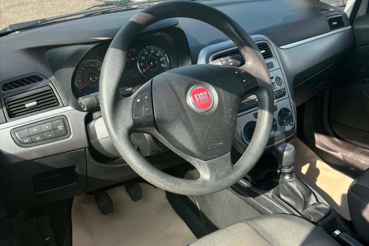 Grå Fiat Punto fra 2012